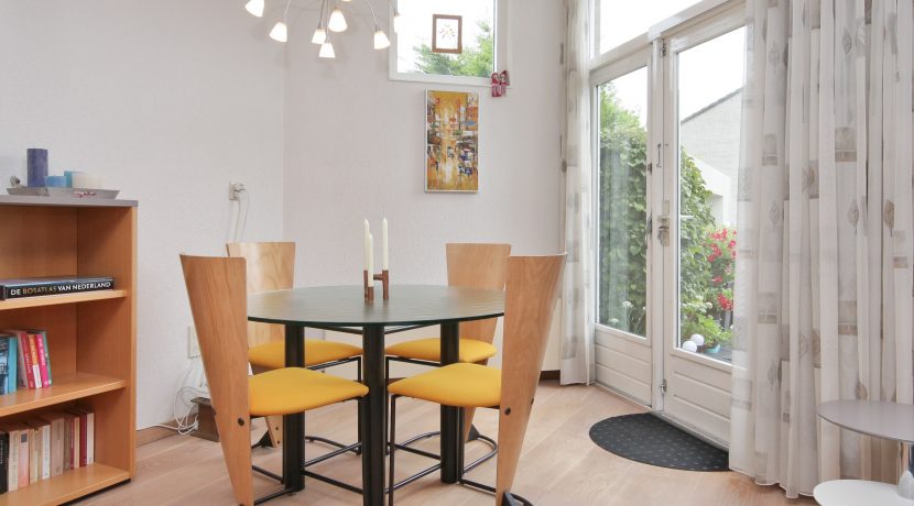 In deze ruime, aan de polder grenzende familiewoning aan de P.J. Oudstraat 14 woon je buiten de stad en toch @Amsterdam Foto 21