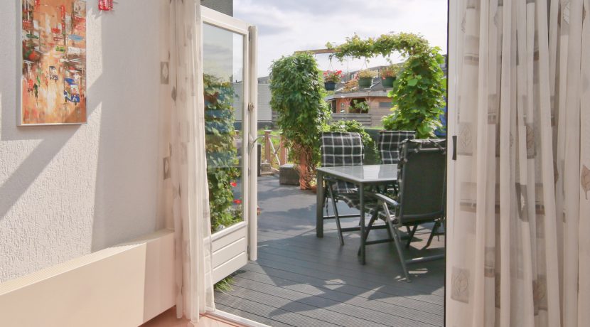 In deze ruime, aan de polder grenzende familiewoning aan de P.J. Oudstraat 14 woon je buiten de stad en toch @Amsterdam Foto 22