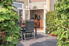 In deze ruime, aan de polder grenzende familiewoning aan de P.J. Oudstraat 14 woon je buiten de stad en toch @Amsterdam Foto 23