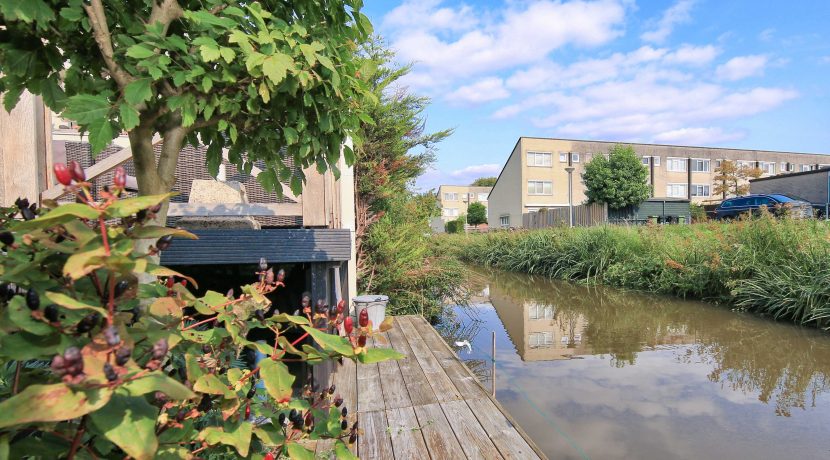 In deze ruime, aan de polder grenzende familiewoning aan de P.J. Oudstraat 14 woon je buiten de stad en toch @Amsterdam Foto 24