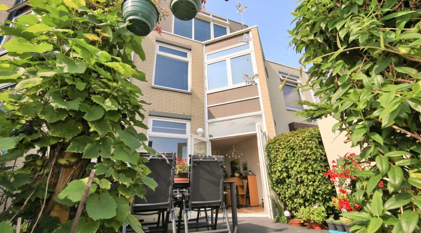 In deze ruime, aan de polder grenzende familiewoning aan de P.J. Oudstraat 14 woon je buiten de stad en toch @Amsterdam Foto 26