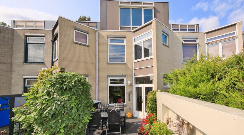 In deze ruime, aan de polder grenzende familiewoning aan de P.J. Oudstraat 14 woon je buiten de stad en toch @Amsterdam Foto 27