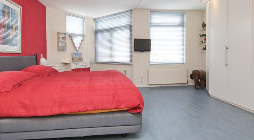 In deze ruime, aan de polder grenzende familiewoning aan de P.J. Oudstraat 14 woon je buiten de stad en toch @Amsterdam Foto 28