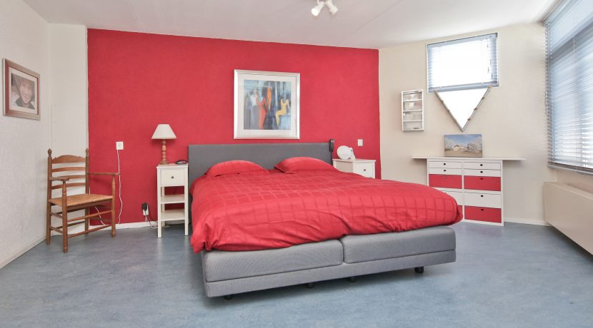 In deze ruime, aan de polder grenzende familiewoning aan de P.J. Oudstraat 14 woon je buiten de stad en toch @Amsterdam Foto 29
