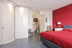 In deze ruime, aan de polder grenzende familiewoning aan de P.J. Oudstraat 14 woon je buiten de stad en toch @Amsterdam Foto 30