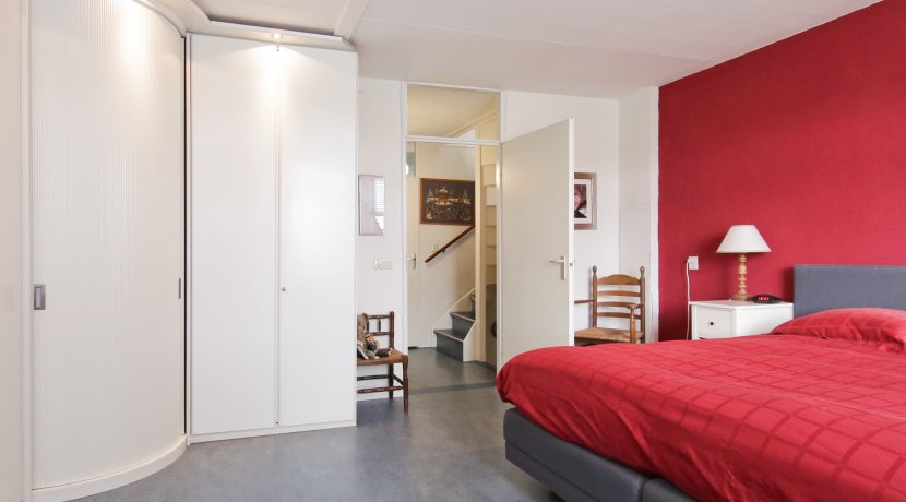 In deze ruime, aan de polder grenzende familiewoning aan de P.J. Oudstraat 14 woon je buiten de stad en toch @Amsterdam Foto 30
