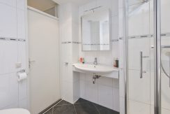 In deze ruime, aan de polder grenzende familiewoning aan de P.J. Oudstraat 14 woon je buiten de stad en toch @Amsterdam Foto 31
