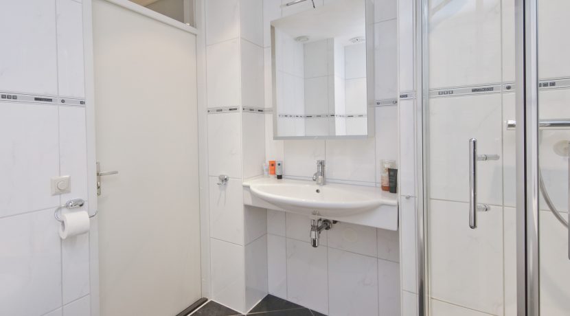 In deze ruime, aan de polder grenzende familiewoning aan de P.J. Oudstraat 14 woon je buiten de stad en toch @Amsterdam Foto 31