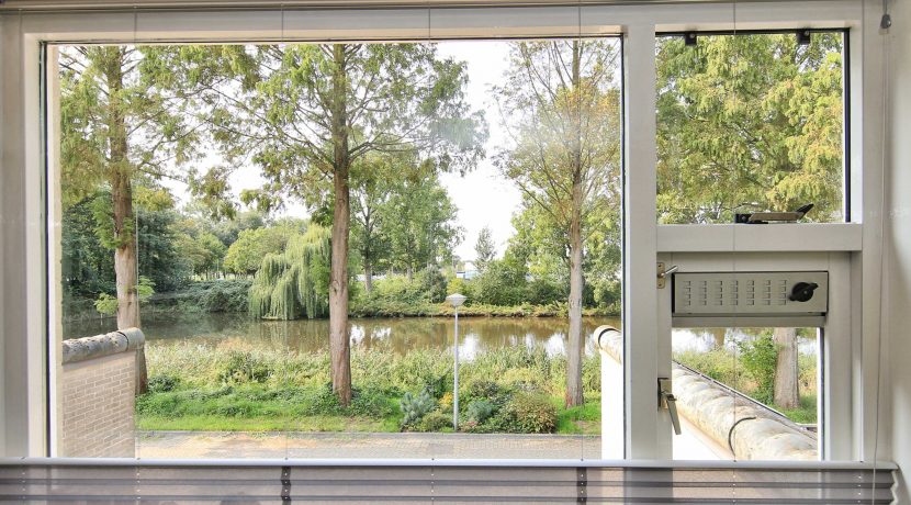 In deze ruime, aan de polder grenzende familiewoning aan de P.J. Oudstraat 14 woon je buiten de stad en toch @Amsterdam Foto 34