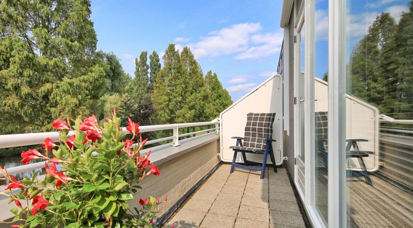 In deze ruime, aan de polder grenzende familiewoning aan de P.J. Oudstraat 14 woon je buiten de stad en toch @Amsterdam Foto 36
