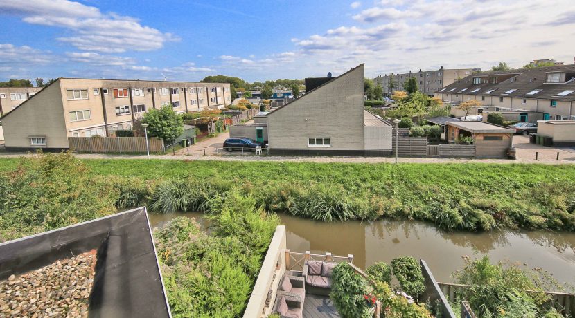 In deze ruime, aan de polder grenzende familiewoning aan de P.J. Oudstraat 14 woon je buiten de stad en toch @Amsterdam Foto 42