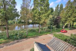 In deze ruime, aan de polder grenzende familiewoning aan de P.J. Oudstraat 14 woon je buiten de stad en toch @Amsterdam Foto 43