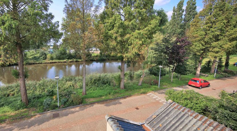 In deze ruime, aan de polder grenzende familiewoning aan de P.J. Oudstraat 14 woon je buiten de stad en toch @Amsterdam Foto 43
