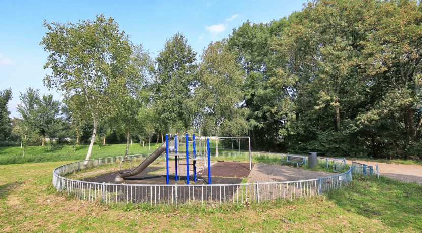 In deze ruime, aan de polder grenzende familiewoning aan de P.J. Oudstraat 14 woon je buiten de stad en toch @Amsterdam Foto 45