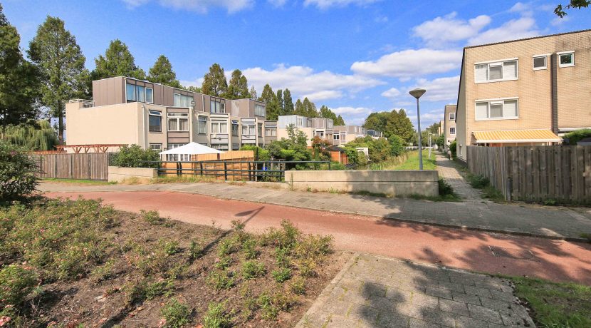 In deze ruime, aan de polder grenzende familiewoning aan de P.J. Oudstraat 14 woon je buiten de stad en toch @Amsterdam Foto 47