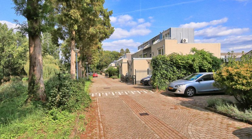 In deze ruime, aan de polder grenzende familiewoning aan de P.J. Oudstraat 14 woon je buiten de stad en toch @Amsterdam Foto 48