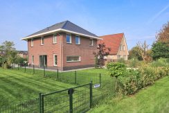 Omringd door groen en tuinen ligt dit vrijstaande woonhuis met garage op 450 m² eigen grond aan de Orchideelaan 208 @Badhoevedorp Foto 15