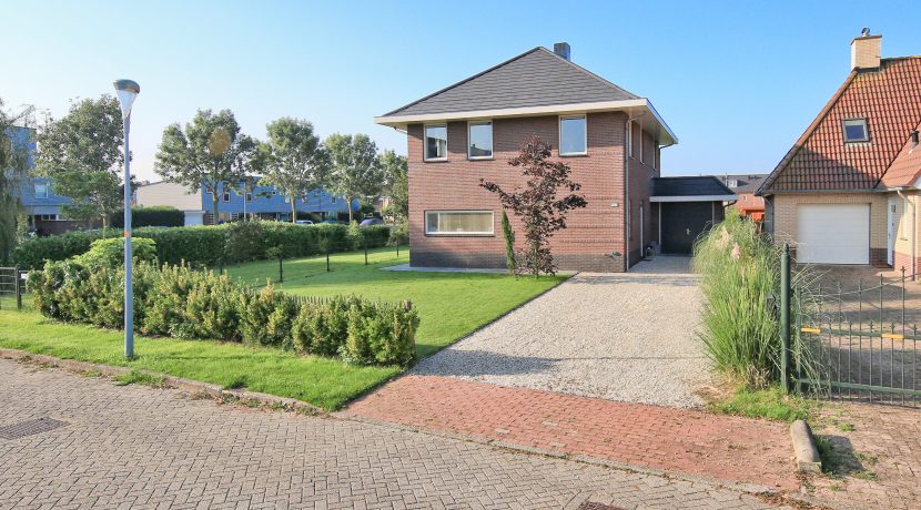 Omringd door groen en tuinen ligt dit vrijstaande woonhuis met garage op 450 m² eigen grond aan de Orchideelaan 208 @Badhoevedorp Foto 16