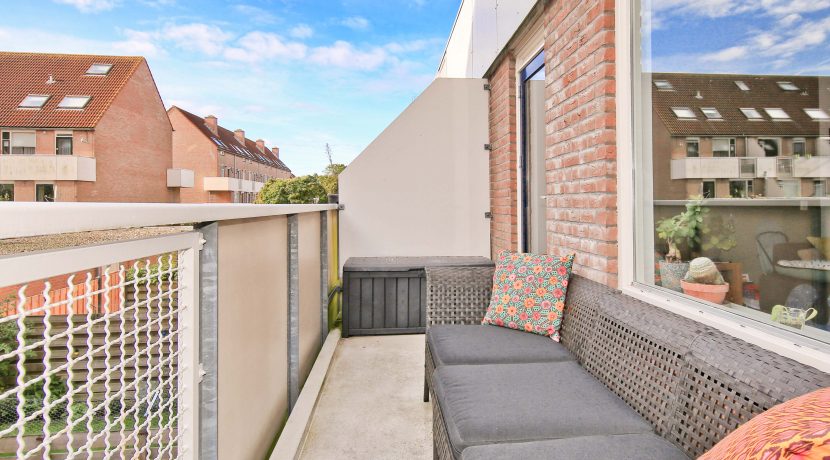 Privacy, vrij uitzicht, altijd zon op het balkon, 1e etage en gratis parkeren @Badhoevedorp Thomsonstraat 127 Foto 02