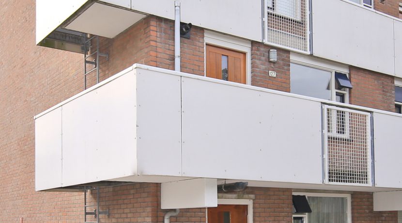 Privacy, vrij uitzicht, altijd zon op het balkon, 1e etage en gratis parkeren @Badhoevedorp Thomsonstraat 127 Foto 03
