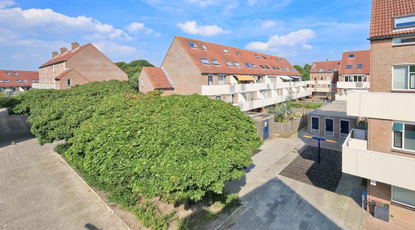 Privacy, vrij uitzicht, altijd zon op het balkon, 1e etage en gratis parkeren @Badhoevedorp Thomsonstraat 127 Foto 04