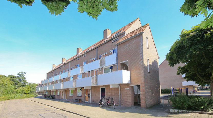 Privacy, vrij uitzicht, altijd zon op het balkon, 1e etage en gratis parkeren @Badhoevedorp Thomsonstraat 127 Foto 11