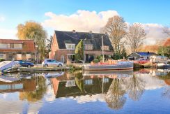 Uitgebouwde hoekwoning met steiger @Badhoevedorp Nieuwemeerdijk 220 Foto 01