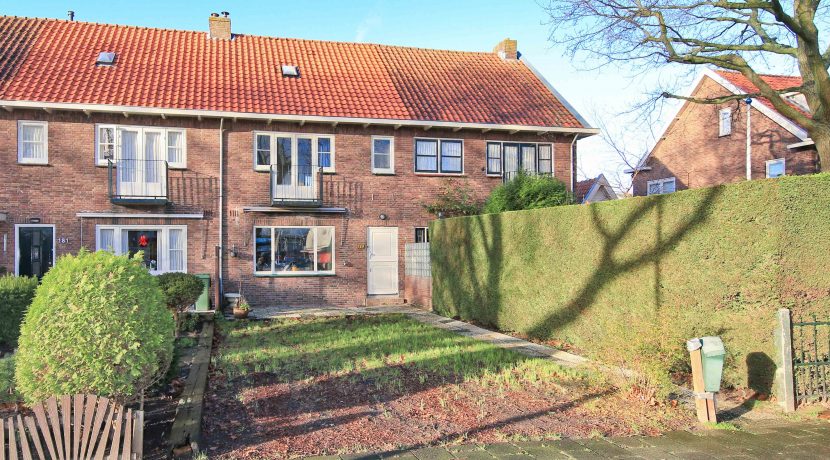 Karakteristieke middenwoning aan boomrijke Sloterweg 179 @Badhoevedorp Foto 01 gevel 01a