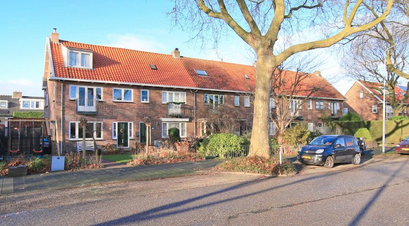 Karakteristieke middenwoning aan boomrijke Sloterweg 179 @Badhoevedorp Foto 38 gevel 01c