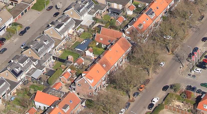 Karakteristieke middenwoning aan boomrijke Sloterweg 179 @Badhoevedorp Foto 44 luchtfoto 01a
