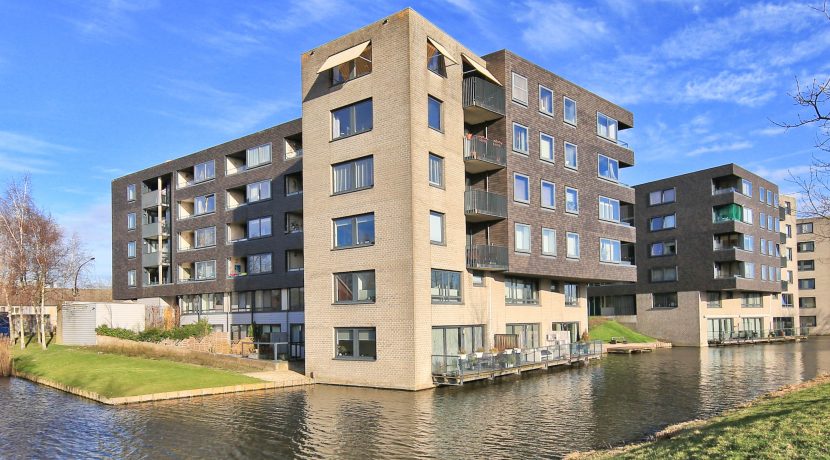 Aan water gelegen benedenwoning met terrastuin @Amsterdam-West Ladogameerhof 5 Foto 01 gevel 01a