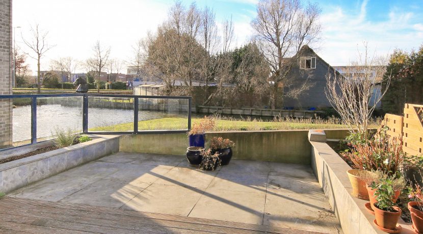 Aan water gelegen benedenwoning met terrastuin @Amsterdam-West Ladogameerhof 5 Foto 10 Terras 01b