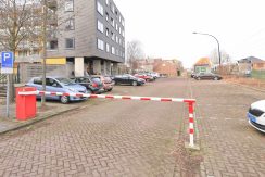 Aan water gelegen benedenwoning met terrastuin @Amsterdam-West Ladogameerhof 5 Foto 40 parkeerterrein 01a