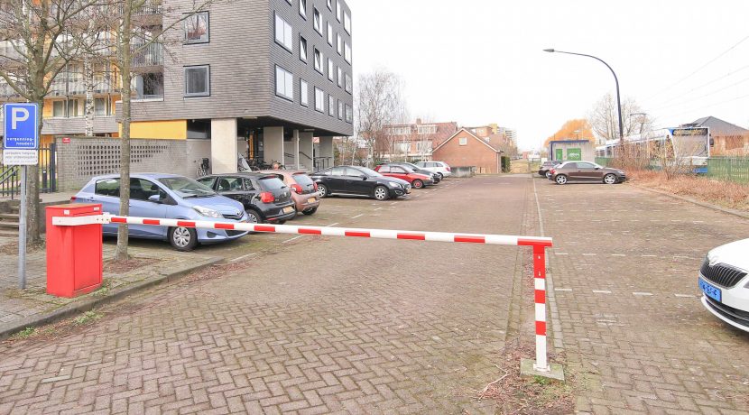 Aan water gelegen benedenwoning met terrastuin @Amsterdam-West Ladogameerhof 5 Foto 40 parkeerterrein 01a