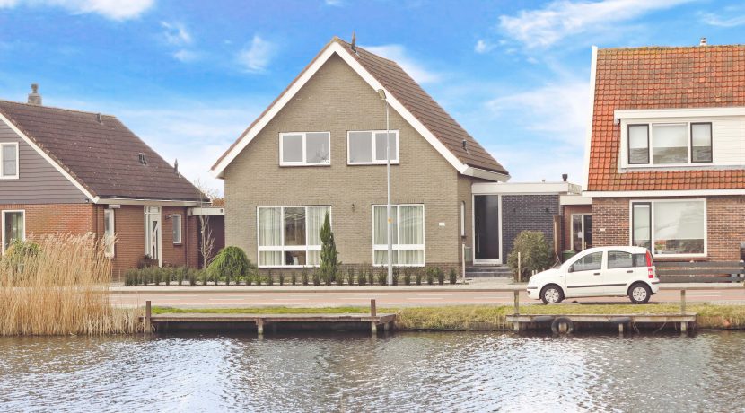 Vrijstaande dijkvilla van 275 m² en 20 meter diepe ZW tuin @Lijnden Akerdijk 112 Foto 01 gevel 01a