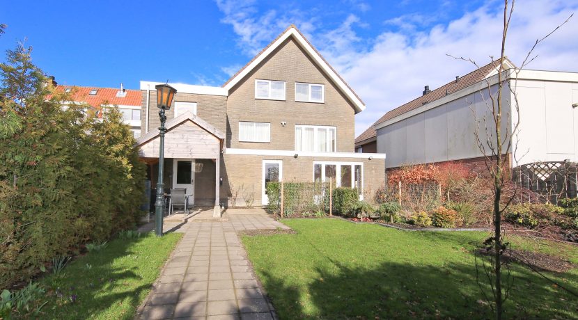 Vrijstaande dijkvilla van 275 m² en 20 meter diepe ZW tuin @Lijnden Akerdijk 112 Foto 02 achtergevel 01a