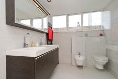 Vrijstaande dijkvilla van 275 m² en 20 meter diepe ZW tuin @Lijnden Akerdijk 112 Foto 09 badk 02a