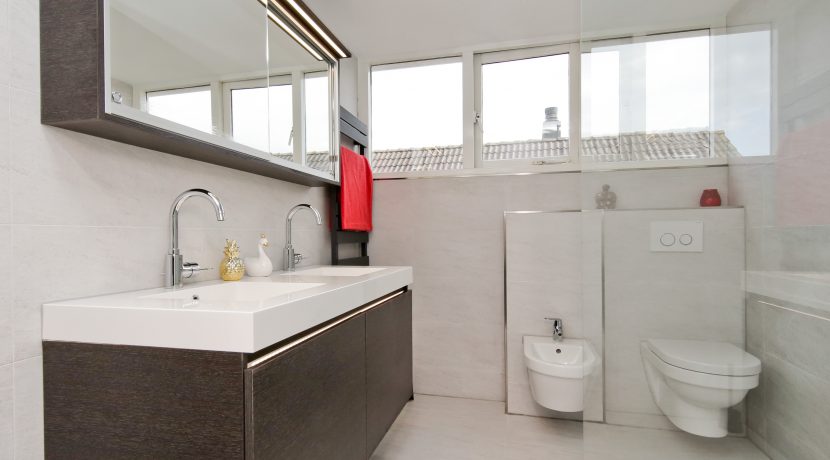 Vrijstaande dijkvilla van 275 m² en 20 meter diepe ZW tuin @Lijnden Akerdijk 112 Foto 09 badk 02a