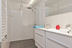Vrijstaande dijkvilla van 275 m² en 20 meter diepe ZW tuin @Lijnden Akerdijk 112 Foto 16 badk 03a