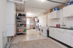 Vrijstaande dijkvilla van 275 m² en 20 meter diepe ZW tuin @Lijnden Akerdijk 112 Foto 17 doorgang en keuken 03a