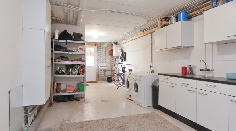 Vrijstaande dijkvilla van 275 m² en 20 meter diepe ZW tuin @Lijnden Akerdijk 112 Foto 17 doorgang en keuken 03a