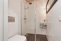 Vrijstaande dijkvilla van 275 m² en 20 meter diepe ZW tuin @Lijnden Akerdijk 112 Foto 22 badk 01a
