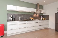 Vrijstaande dijkvilla van 275 m² en 20 meter diepe ZW tuin @Lijnden Akerdijk 112 Foto 31 keuken 01b