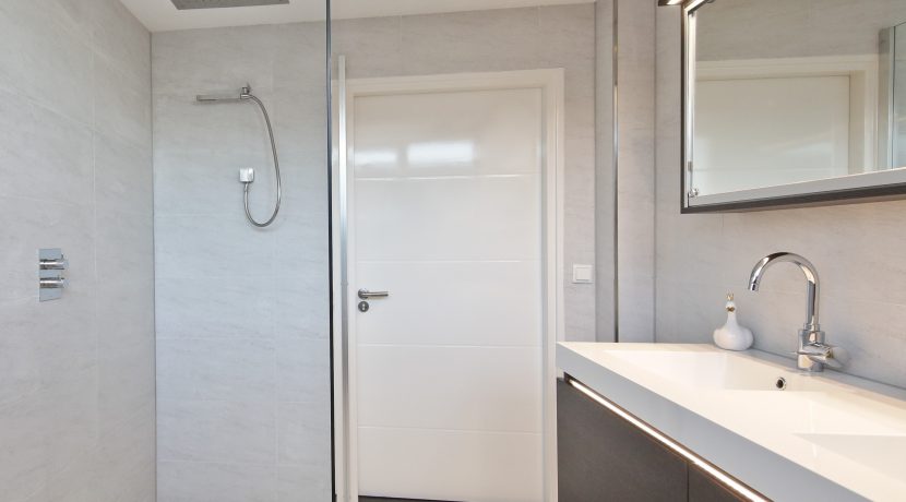 Vrijstaande dijkvilla van 275 m² en 20 meter diepe ZW tuin @Lijnden Akerdijk 112 Foto 39 badk 02b