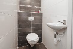 Vrijstaande dijkvilla van 275 m² en 20 meter diepe ZW tuin @Lijnden Akerdijk 112 Foto 50 toilet 03a