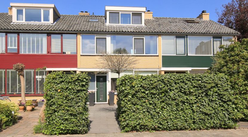 Modern en duurzaam verbouwd familiehuis met ruim 11 meter tuin op het westen @Badhoevedorp Keesomstraat 3 Foto 01 Gevel 01a