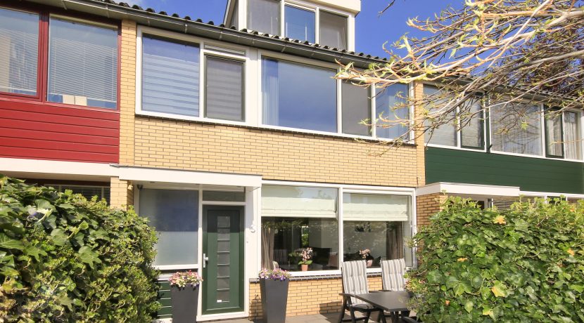 Modern en duurzaam verbouwd familiehuis met ruim 11 meter tuin op het westen @Badhoevedorp Keesomstraat 3 Foto 14 Gevel 01c