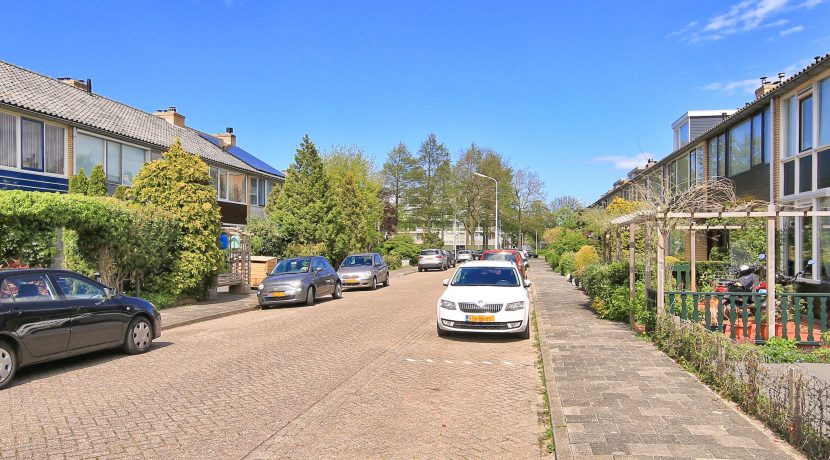 Modern en duurzaam verbouwd familiehuis met ruim 11 meter tuin op het westen @Badhoevedorp Keesomstraat 3 Foto 40 Omgeving 01a