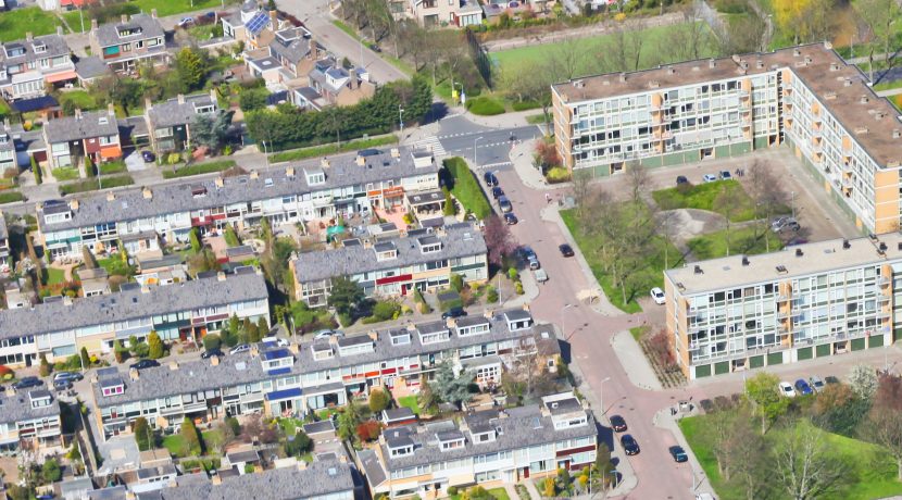 Modern en duurzaam verbouwd familiehuis met ruim 11 meter tuin op het westen @Badhoevedorp Keesomstraat 3 Foto 44 Luchtfoto 01a
