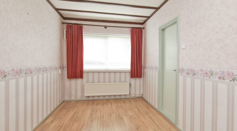 Ruim te moderniseren 4-kamerappartement met voor- en achtertuin @Badhoevedorp Wijnmalenstraat 37 Foto 07 slaapkamer 01a
